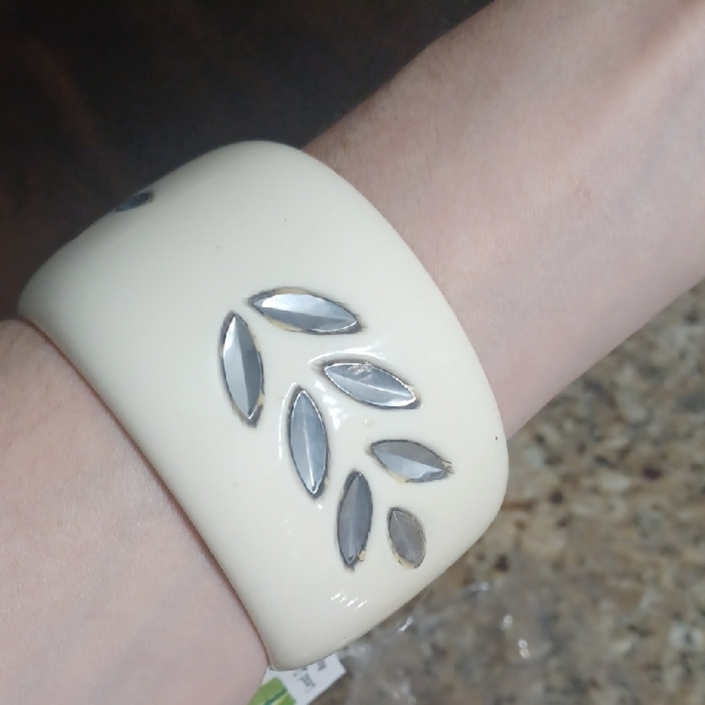 Antika Collection Elegant Cream and Silver Leaf Bracelet